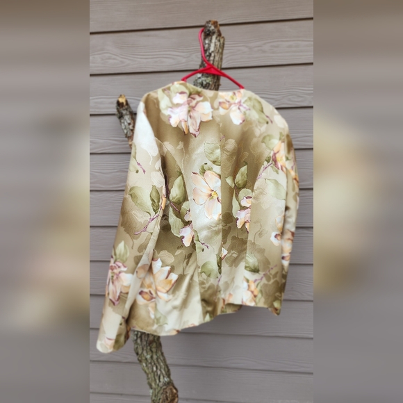 Floral Button-Up Blouse 1X - Picture 2 of 4
